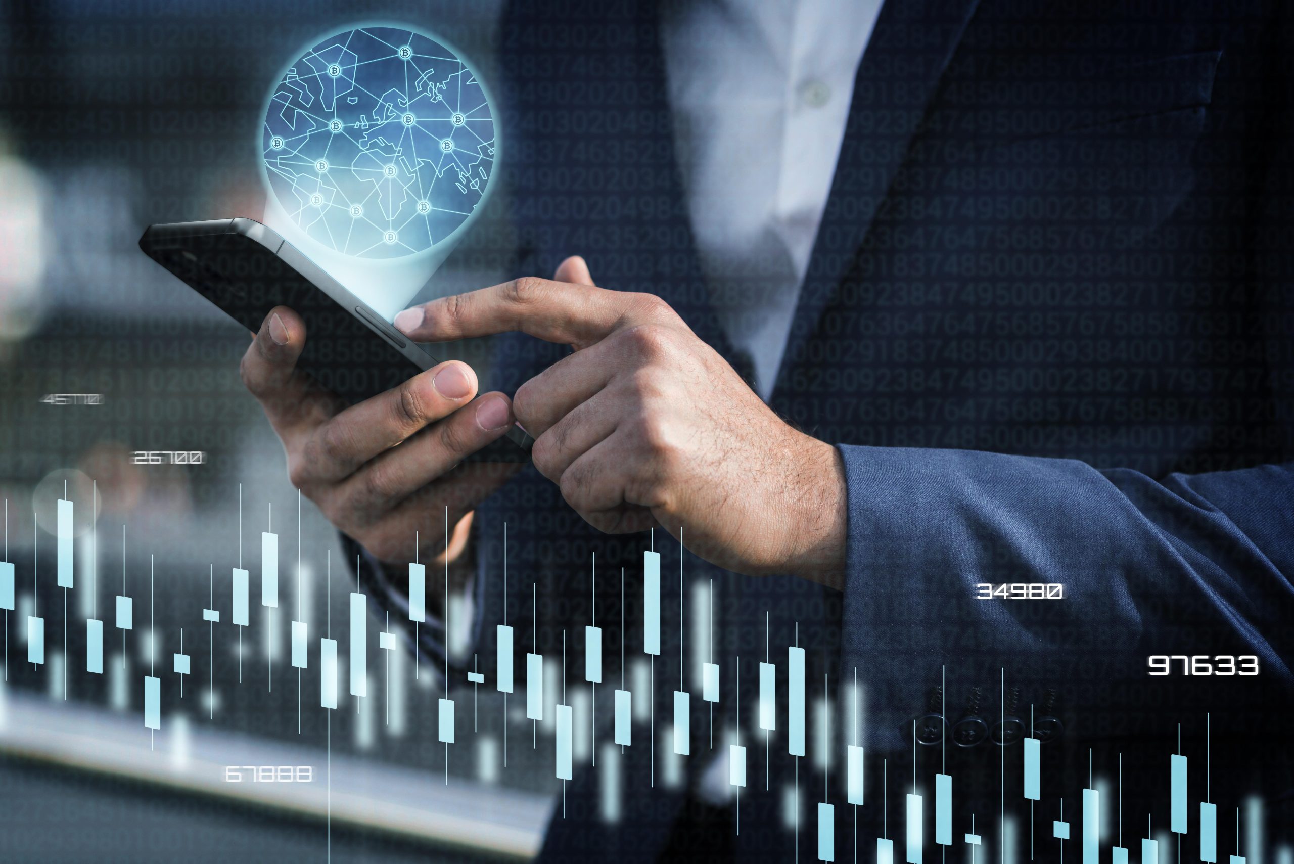 Ein Mann im Anzug benutzt ein Smartphone, während digitale Finanzdiagramme und ein holografisches globales Netzwerk im Hintergrund erscheinen – symbolisch für Technologie, digitale Investitionen und globale Vernetzung.