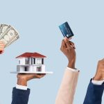 Symbolisches Bild für Kredit: Vier erhobene Hände halten Bargeld, ein Modellhaus, eine Kreditkarte und einen Taschenrechner – Darstellung der finanziellen Möglichkeiten und Planung rund um den Kredit.