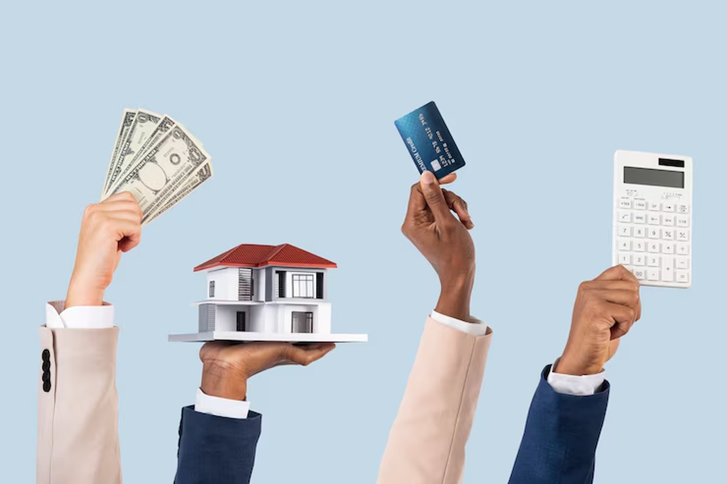 Symbolisches Bild für Kredit: Vier erhobene Hände halten Bargeld, ein Modellhaus, eine Kreditkarte und einen Taschenrechner – Darstellung der finanziellen Möglichkeiten und Planung rund um den Kredit.