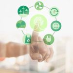 Ein Finger zeigt auf ein virtuelles ESG-Symbol, das von weiteren umweltfreundlichen Icons wie Recycling, erneuerbare Energien, Elektrostecker und nachhaltige Verpackung umgeben ist – Darstellung eines ganzheitlichen ESG-Ansatzes zur Förderung von Nachhaltigkeit und Umweltbewusstsein.