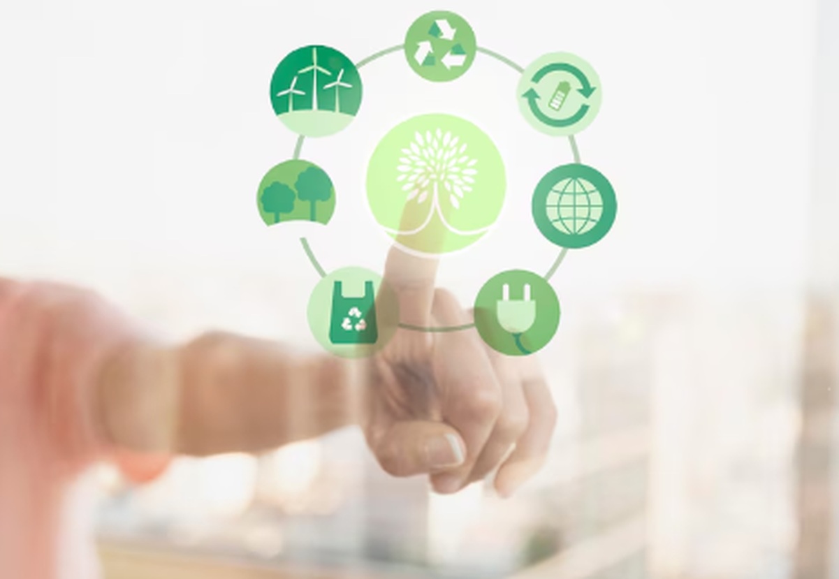 Ein Finger zeigt auf ein virtuelles ESG-Symbol, das von weiteren umweltfreundlichen Icons wie Recycling, erneuerbare Energien, Elektrostecker und nachhaltige Verpackung umgeben ist – Darstellung eines ganzheitlichen ESG-Ansatzes zur Förderung von Nachhaltigkeit und Umweltbewusstsein.