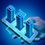 Eine Hand hält ein Smartphone, auf dem digital drei vernetzte Hochhäuser dargestellt sind – symbolische Darstellung für die Digitalisierung des Immobilienmarktes durch Immobilien-Token in Deutschland.
