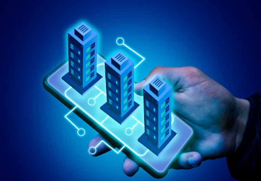 Eine Hand hält ein Smartphone, auf dem digital drei vernetzte Hochhäuser dargestellt sind – symbolische Darstellung für die Digitalisierung des Immobilienmarktes durch Immobilien-Token in Deutschland.