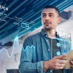 Junger Geschäftsmann mit Tablet betrachtet digitale Finanzstatistiken, Symbol für moderne Investmentstrategien mit Robo-Advisors.