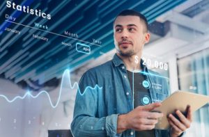 Junger Geschäftsmann mit Tablet betrachtet digitale Finanzstatistiken, Symbol für moderne Investmentstrategien mit Robo-Advisors.