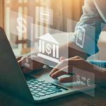 Person, die auf einem Laptop arbeitet, umgeben von digitalen Symbolen für Geld, Sicherheit und Online-Banking, symbolisiert die Wahl einer Bank und den Vergleich moderner Finanzdienstleistungen.