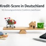 Symbolische Darstellung des Kredit-Scores in Deutschland: Ein Einkaufswagen mit Einkäufen steht auf einer Waage gegenüber einem Holzhaus mit grünem Häkchen. Daneben liegen Euro-Banknoten, Münzen, eine Kreditkarte, ein Taschenrechner und ein Stift – Sinnbild für Konsumverhalten, finanzielle Planung und Kreditwürdigkeit.