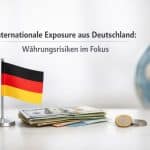Konzeptionelles Bild zur internationalen Exposure aus Deutschland mit Fokus auf Währungsrisiken. Auf einem Tisch stehen eine kleine deutsche Flagge auf einem Sockel, mehrere Stapel internationaler Banknoten sowie Euromünzen, die globale Geldflüsse und Wechselkursrisiken symbolisieren. Im Hintergrund ist ein unscharfer Globus zu sehen, der die internationale Ausrichtung und grenzüberschreitende Finanzbeziehungen verdeutlicht. Der Text „Internationale Exposure aus Deutschland: Währungsrisiken im Fokus“ unterstreicht den wirtschaftlichen und analytischen Charakter der Darstellung.
