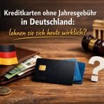 Kreditkarten ohne Jahresgebühr in Deutschland Konzept mit deutscher Flagge, Geldbörse mit Euro-Banknoten, Kreditkarten auf Tisch, Fragezeichen und Symbolen für Finanzen und Entscheidung zur Auswahl der besten gebührenfreien Kreditkarte
