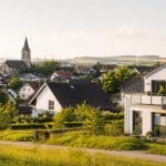 Die Bilder vermitteln eine ruhige und moderne Wohnatmosphäre mit zeitgemäßer Architektur, grünen Landschaften und harmonischen Wohngebieten. Sie unterstreichen die Idee nachhaltiger Immobilienentwicklungen in wirtschaftlich stabilen Regionen und symbolisieren neue Chancen für langfristige Investitionen abseits der klassischen Großstadtmärkte.